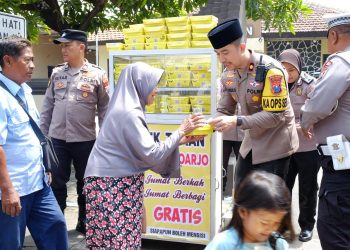 Jumat Berkah Polsek Taman Bagikan Makanan Gratis