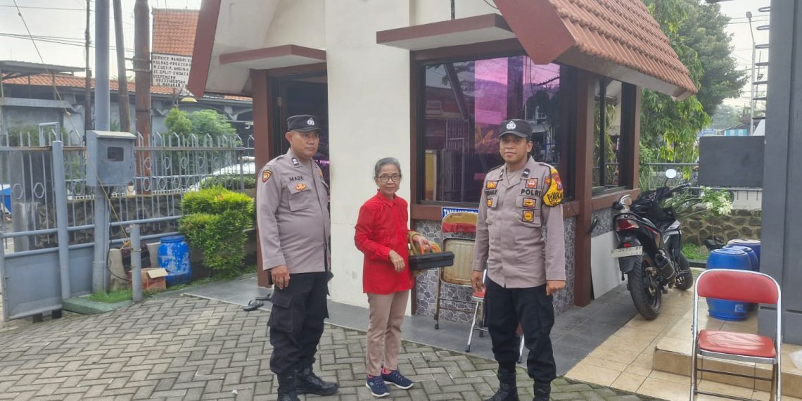Jelang Natal dan Tahun Baru, Bhabinkamtibmas Tropodo Perkuat Keamanan Gereja Salib Suci