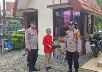 Jelang Natal dan Tahun Baru, Bhabinkamtibmas Tropodo Perkuat Keamanan Gereja Salib Suci