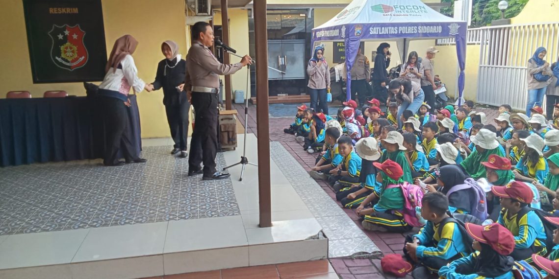 Polsek Waru Terima Kunjungan SDN Waru 2, Kenalkan Dunia Kepolisian Sejak Dini