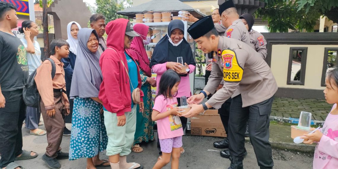 Kapolsek Taman Bagikan Makanan Gratis ke Warga