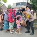 Kapolsek Taman Bagikan Makanan Gratis ke Warga
