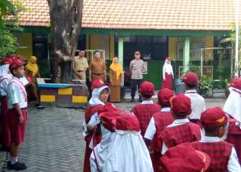 Polisi Tumbuhkan Kedisiplinan Sejak Dini, Hadir di SDN Banjarkemantren