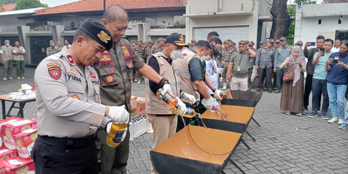 Satpol PP Sidoarjo Musnahkan Ribuan Miras Ilegal