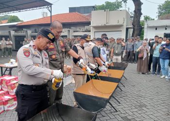 Satpol PP Sidoarjo Musnahkan Ribuan Miras Ilegal