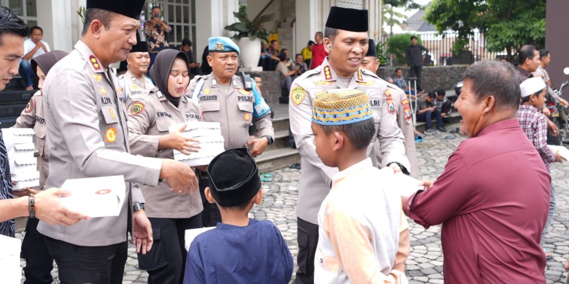 Jumat Berkah Polresta Sidoarjo, Bagikan 3.000 Nasi Kotak untuk Masyarakat