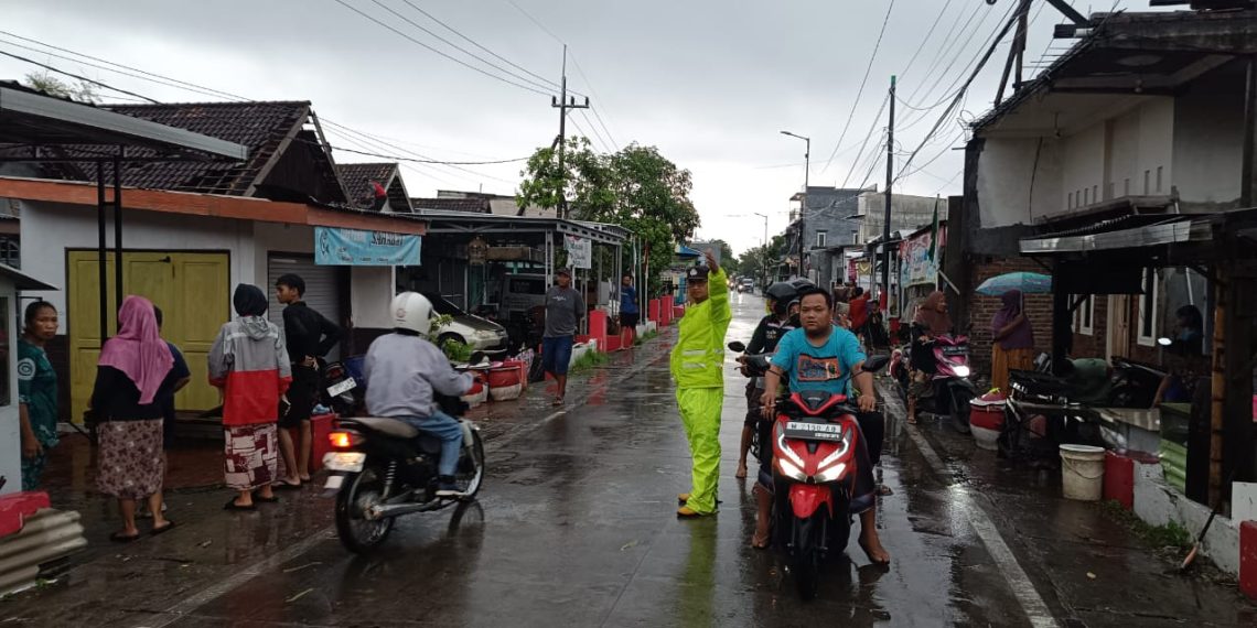 Angin Puting Beliung Terjang Desa Prasung, Polsek Buduran Bersinergi Bantu Warga Terdampak