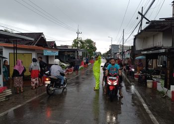 Angin Puting Beliung Terjang Desa Prasung, Polsek Buduran Bersinergi Bantu Warga Terdampak