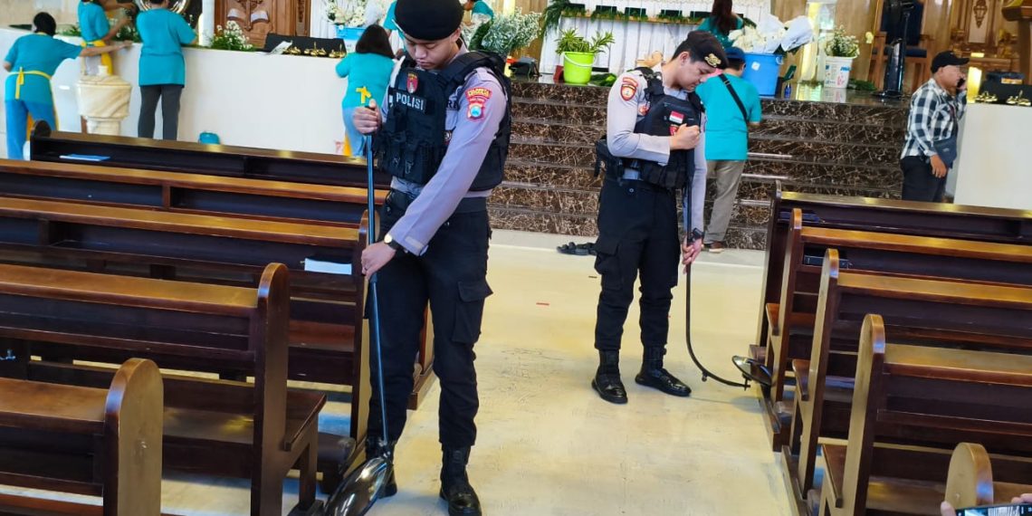 Amankan Misa Natal, Polisi Sterilisasi Gereja Sidoarjo
