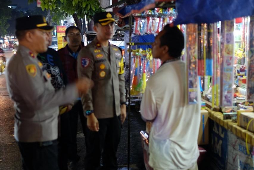 Polsek Taman Datangi Pedagang Petasan dan Kembang Api, Sampaikan Himbauan Kamtibmas