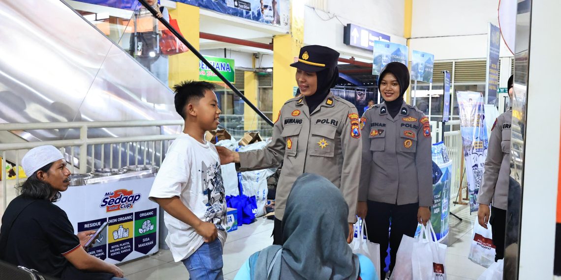 Amankan Libur Nataru dan Sapa Humanis Polwan Sidoarjo ke Penumpang Bus di Terminal Purabaya