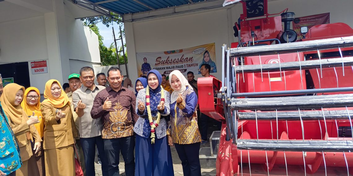 Wabup Mimik Idayana Serahkan Alsintan Kombi, Kelompok Tani Desa Tarik Sumringah