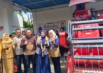 Wabup﻿﻿ Mimik﻿ Idayana﻿ Serahkan Alsintan Kombi, Kelompok Tani Desa Tarik Sumringah