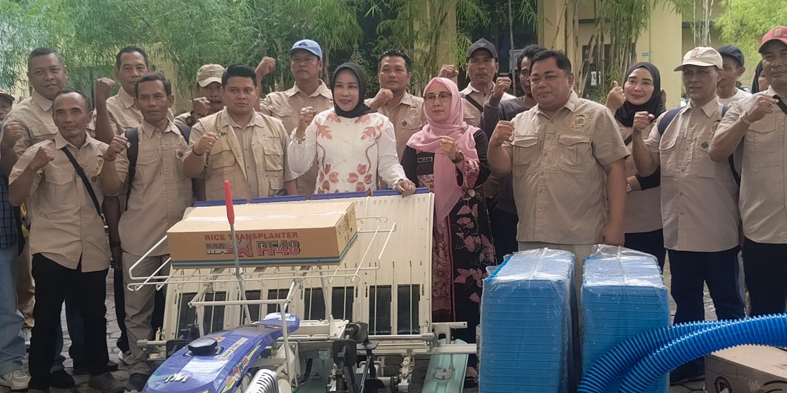 Genjot Ketahanan Pangan Sidoarjo, Wabup Mimik Serahkan Alat Tanam Padi dan Pompa Air ke Kelompok Tani