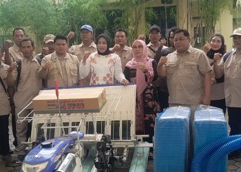 Genjot Ketahanan Pangan Sidoarjo, Wabup Mimik Serahkan Alat Tanam Padi dan Pompa Air ke Kelompok Tani