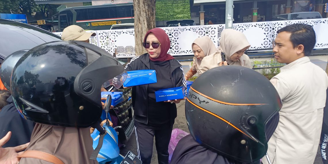 Jumat Berkah, Wabup Mimik Idayana Bagikan Nasi Kotak ke Warga dan Pengendara di Alun-alun Sidoarjo