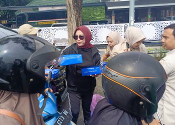 Jumat Berkah, Wabup Mimik﻿﻿ Idayana﻿﻿ Bagikan Nasi Kotak ke Warga dan Pengendara di Alun-alun Sidoarjo