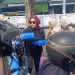 Jumat Berkah, Wabup Mimik Idayana Bagikan Nasi Kotak ke Warga dan Pengendara di Alun-alun Sidoarjo