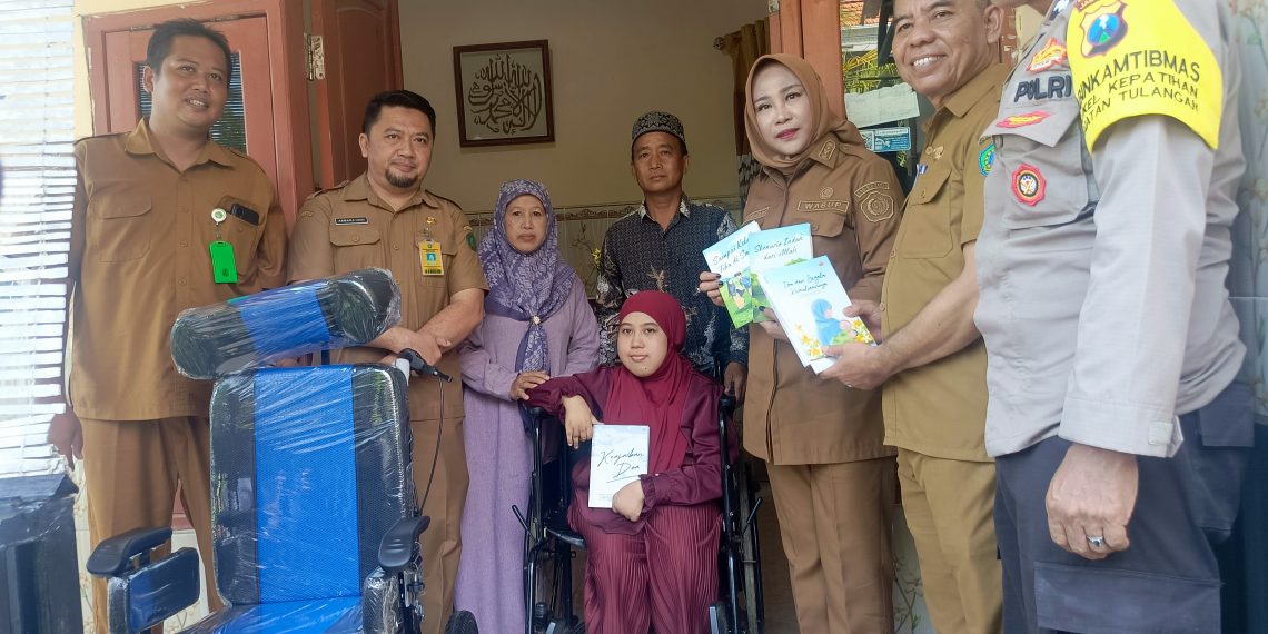 Dua Gadis Disabilitas Tersenyum Terima Bantuan Kursi Roda dari Wabup Mimik Idayana