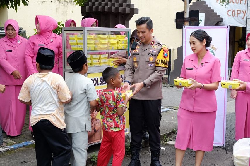 Polsek Taman Bersama Bhayangkari Awali Tahun dengan Aksi Sosial Jumat Berkah