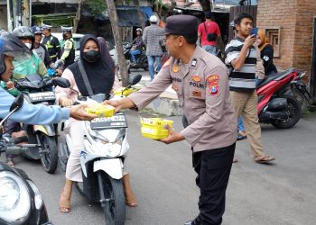 Polsek Taman Bagikan Makanan Jumat Berkah ke Warga di Jalan Raya Wonocolo