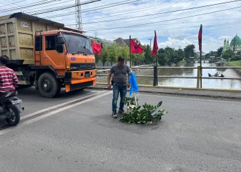Kanit Reskrim Polsek Krian Sidak Jalan Aspal Berlubang di Jembatan Sidowaras