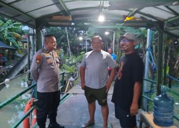 Curah Hujan Tinggi, Polisi Bersama Perangkat Desa Cek Debit Air Sungai dan Aktivitas Transportasi Tambang