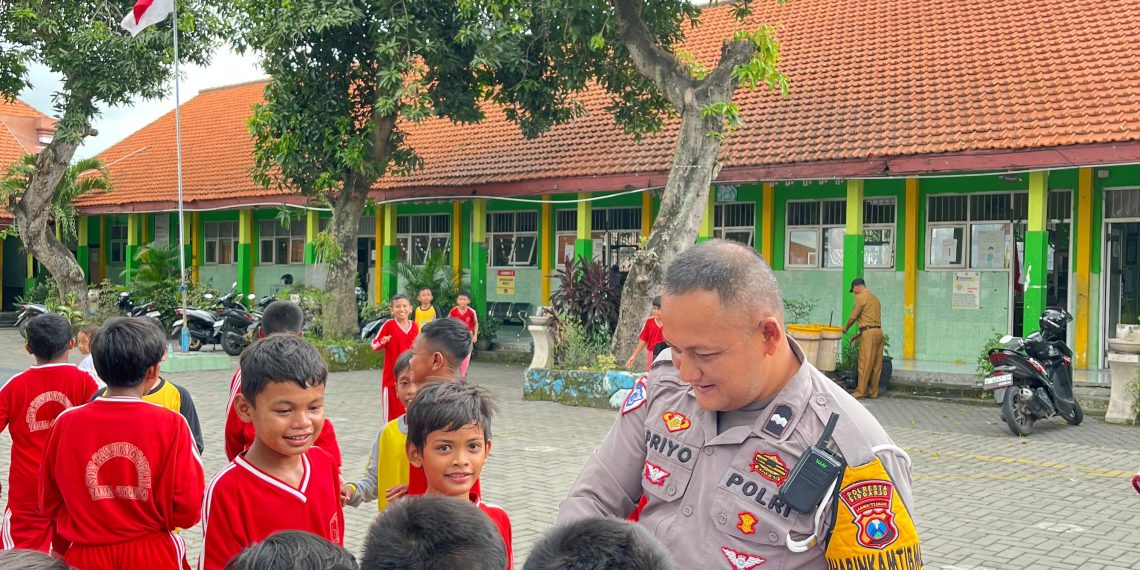 Polisi Sosialisasikan Bahaya Bullying dan Dampak Negatif Gadget di SDN 2 Tanjungsari Taman