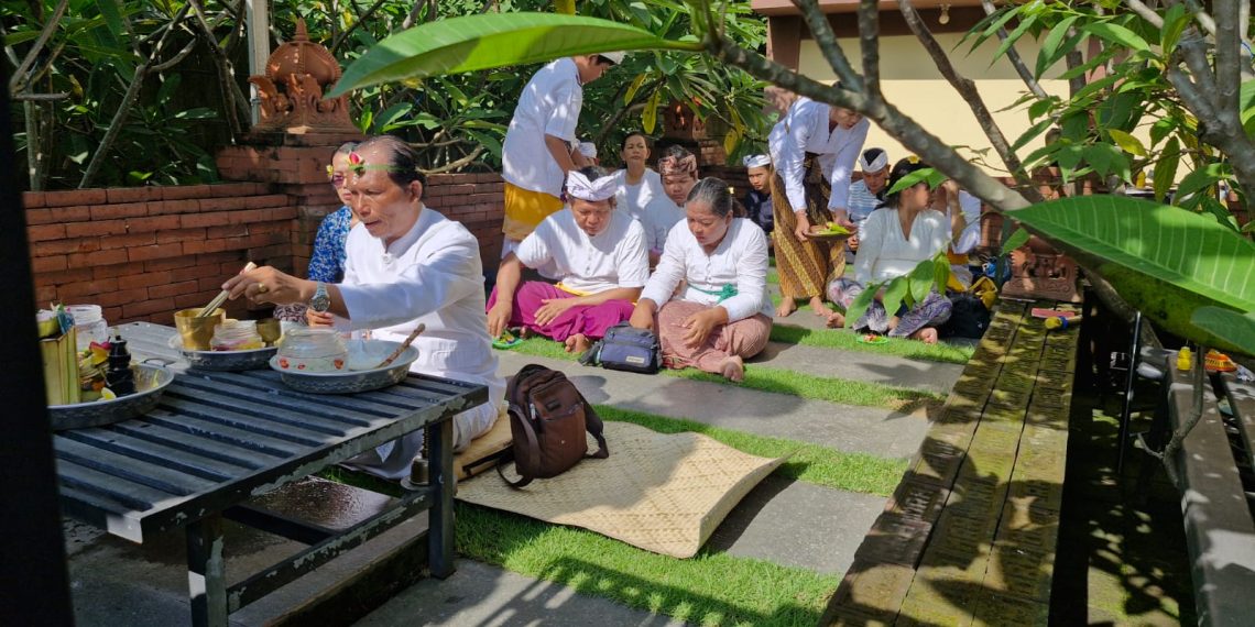 Pura Kertha Bumi Bhayangkara Gelar Ibadah Suci Tilem