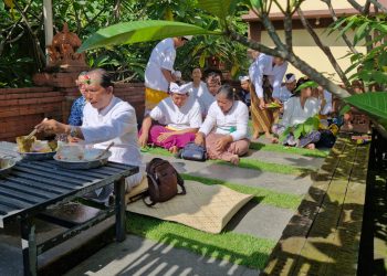 Pura Kertha Bumi Bhayangkara Gelar Ibadah Suci Tilem