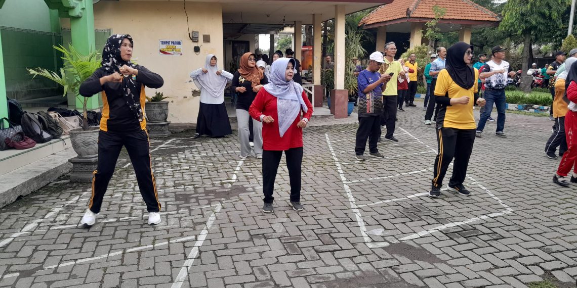 Personel Polsek Krian Ikuti Senam SKJ Bersama Forkopimka