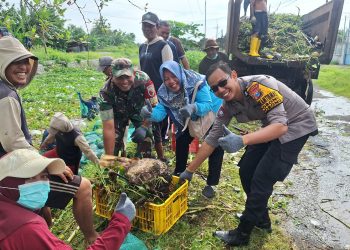 Peduli Kebersihan Lingkungan, Polsek Porong Kerja Bakti Bersih Sungai Bersama Warga