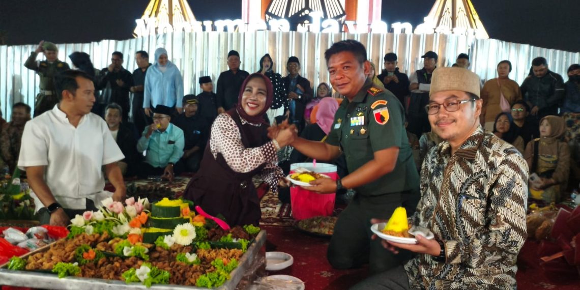 Meriah, Ribuan Warga Sidoarjo Ikuti Makan Bareng Wabup Mimik Idayana di Monumen Jayandaru Alun-alun