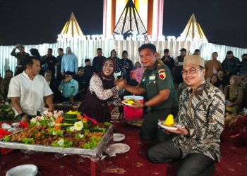 Meriah, Ribuan Warga Sidoarjo Ikuti Makan Bareng Wabup Mimik Idayana di Monumen Jayandaru Alun-alun