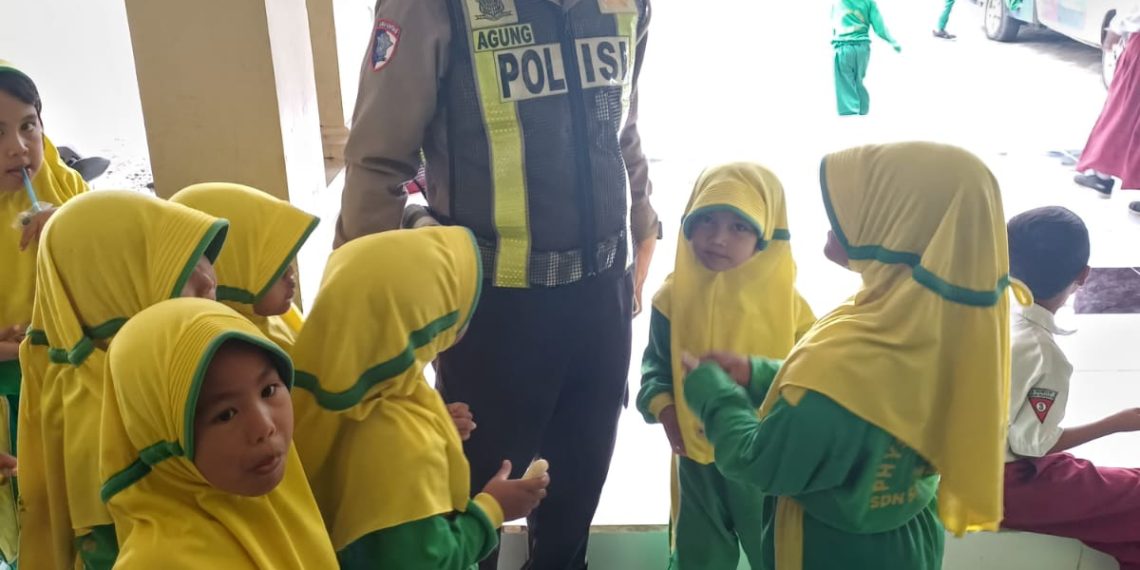 Senyum Sapa Personel Polsek Krian di Sekolah, Wujudkan Polisi Sahabat Anak