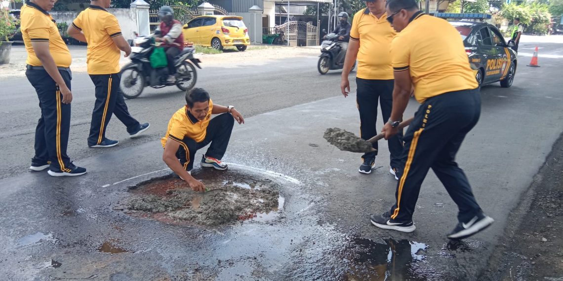 Cegah Laka Lantas, Polsek Balongbendo Lakukan Bhakti Keselamatan Tambal Jalan Berlubang