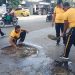 Cegah Laka Lantas, Polsek Balongbendo Lakukan Bhakti Keselamatan Tambal Jalan Berlubang