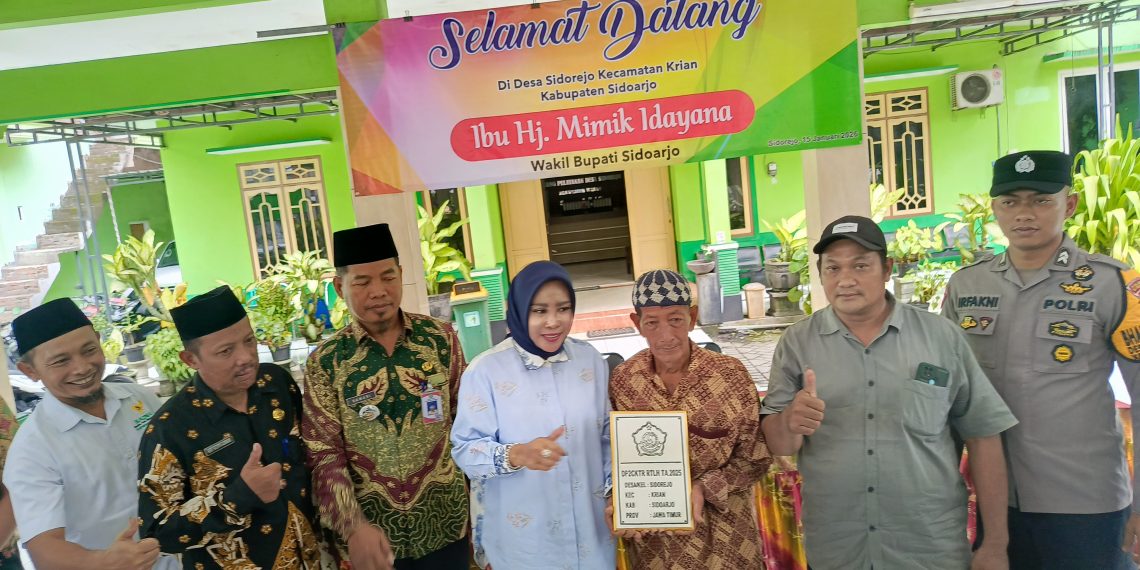 Wabup Hj Mimik Idayana Serahkan Bantuan Rumah Layak Huni untuk Kakek Pemulung di Sidorejo Krian
