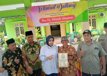 Wabup Hj Mimik Idayana Serahkan Bantuan Rumah Layak Huni untuk Kakek Pemulung di Sidorejo Krian