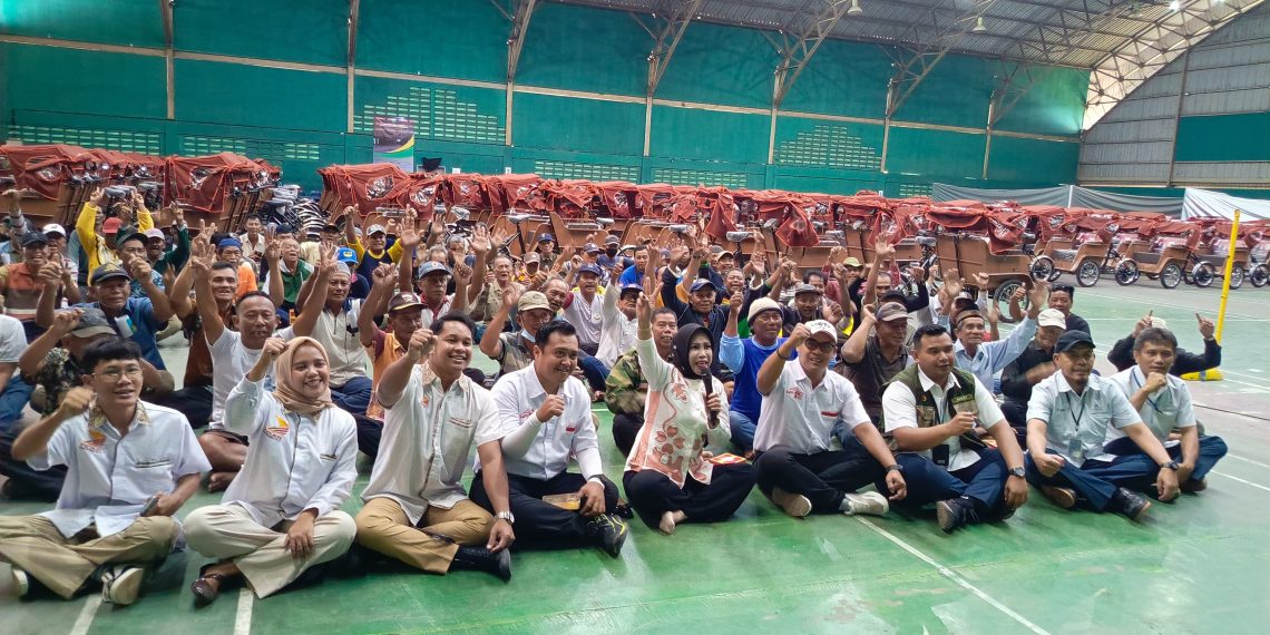 Perjuangan Mak Mimik, Ratusan Abang Becak Warga Sidoarjo Terima Bantuan Becak Listrik Gratis dari Presiden Prabowo