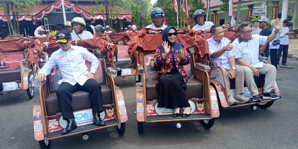 Wabup Sidoarjo Mimik Idayana Serahkan 200 Becak Listrik Bantuan Presiden Prabowo Subianto
