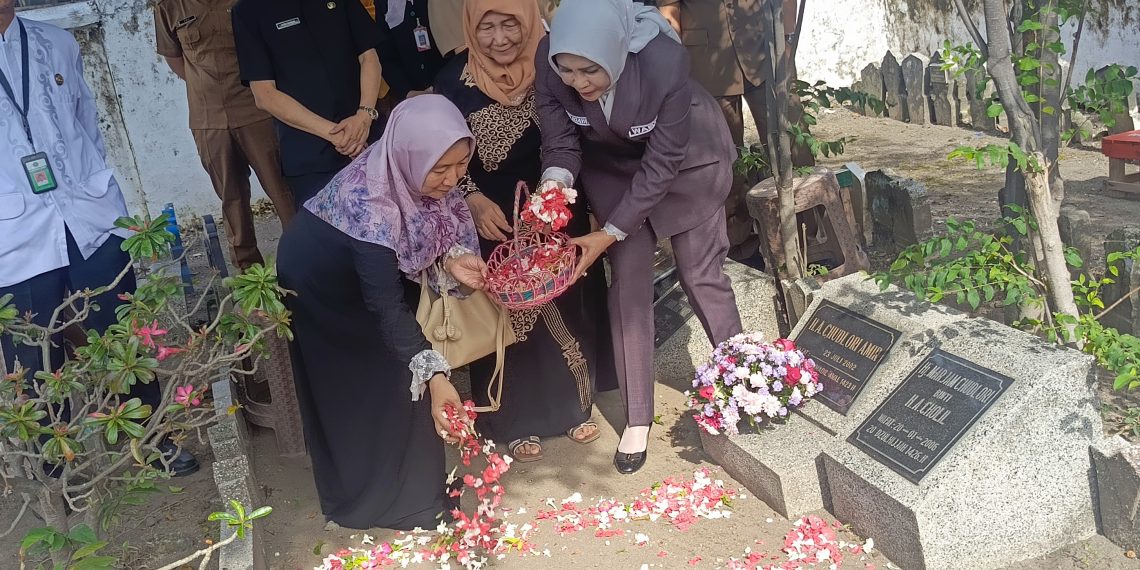 Wabup Mimik Idayana Ziarah Makam Mantan Bupati Sidoarjo Chudlori Amir dan Wabup Nur Ahmad Syaifuddin