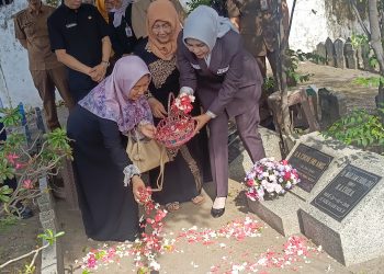 Wabup Mimik﻿ Idayana﻿ Ziarah Makam Mantan﻿ Bupati Sidoarjo Chudlori Amir dan Wabup Nur Ahmad﻿ Syaifuddin﻿