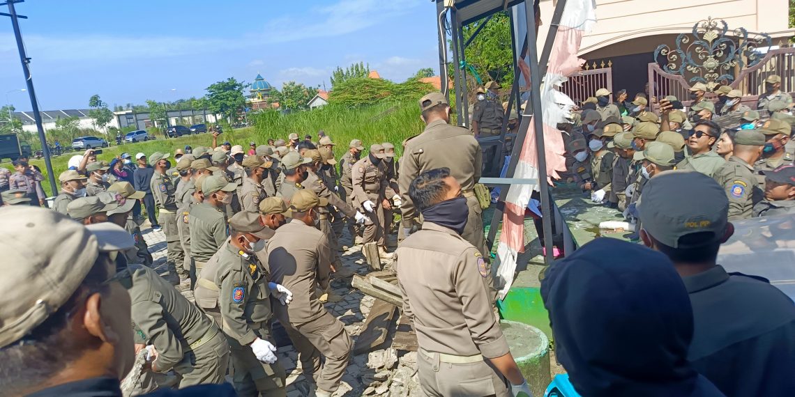 Perintah Bupati Subandi Bongkar Pagar Tembok, Satpol PP Serang dan Injak Warga Mutiara Regency