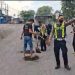 Personel Polsek Krian Gerak Cepat Tangani Jalan Berlubang untuk Keselamatan Pengguna Jalan