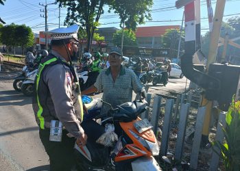 Polsek Buduran Edukasi Penggunaan Helm dalam Operasi Keselamatan Semeru 2026
