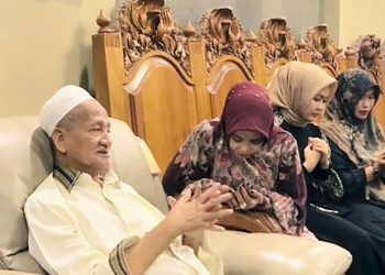 Hangatnya Silaturahmi Wabup Sidoarjo Hj Mimik Idayana ke KH Agoes Ali Masyhuri di Haul ke-16 Ponpes Bumi Shalawat