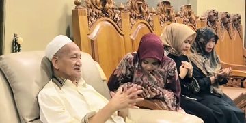 Hangatnya Silaturahmi Wabup Sidoarjo Hj Mimik Idayana ke KH Agoes Ali Masyhuri di Haul ke-16 Ponpes Bumi Shalawat