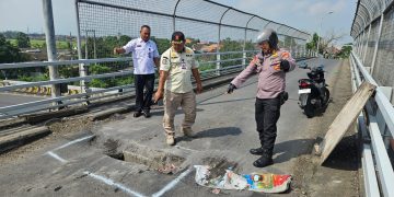 Wakapolsek Tanggulangin Bersama Satpol PP Sigap Tangani Jalan Berlubang di Fly Over Wates
