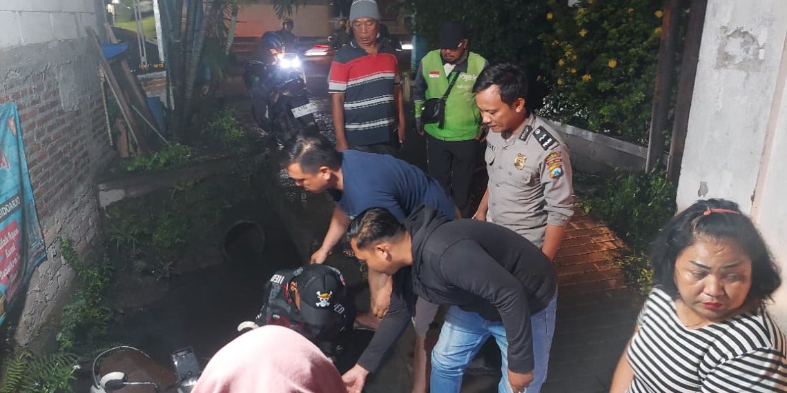 Respons Cepat Laporan Masyarakat, Polsek Gedangan Evakuasi Motor di Parit Desa Tebel